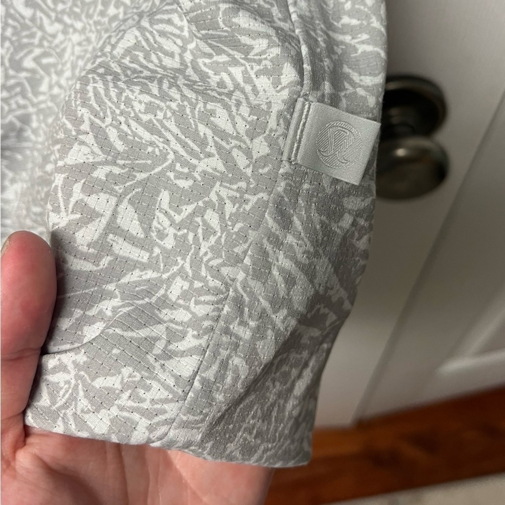 Lululemon Mens Airing Easy Short Sleeve Shirt - Small - Picture 5 of 5